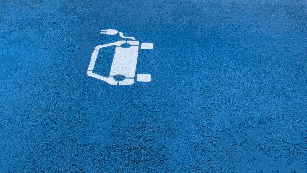 Blaue Bodenmarkierung mit weißem Symbol für Ladestationen